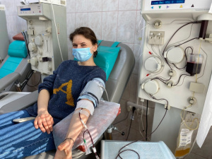 Доноров Югры поздравили с Международным женским днем