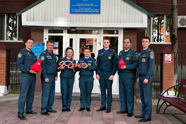 Наши постоянные доноры: сотрудники МЧС снова сдают кровь!
