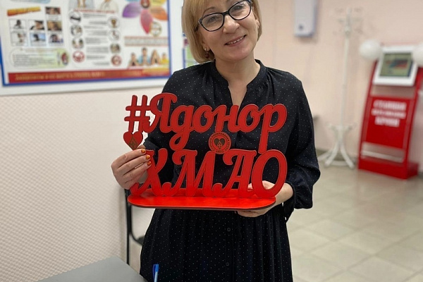 Доноров Югры поздравили с Международным женским днем