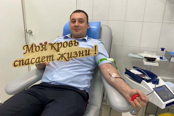 Доноры в погонах: сотрудники Госавтоинспекции сдали кровь