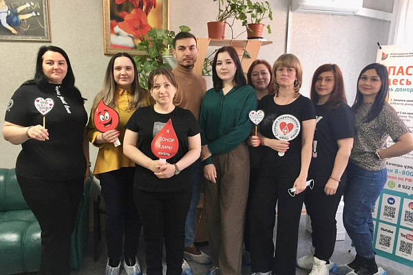 Медики сдали кровь для пациентов