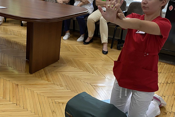 Сотрудники Службы крови повторили правила оказания первой помощи