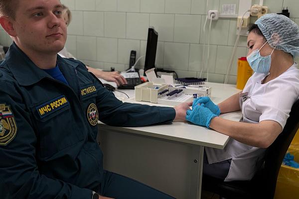 Наши постоянные доноры: сотрудники МЧС снова сдают кровь!