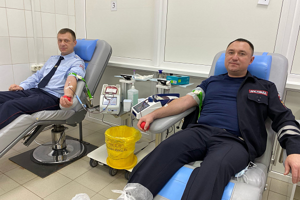 Доноры в погонах: сотрудники Госавтоинспекции сдали кровь