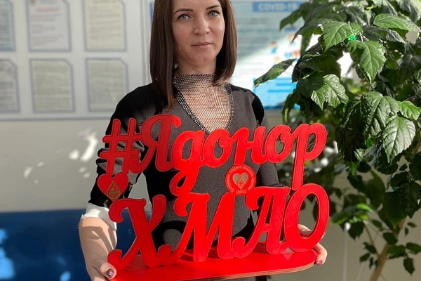 Доноров Югры поздравили с Международным женским днем
